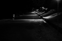 VICTOR-1-CAMINANDO-EN-LA-OSCURIDAD